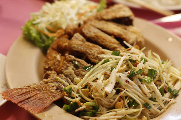 Du lịch Thái Lan - Gỏi đu đủ thường được ăn kèm với nhiều món, trong đó món cá sông Mekong.