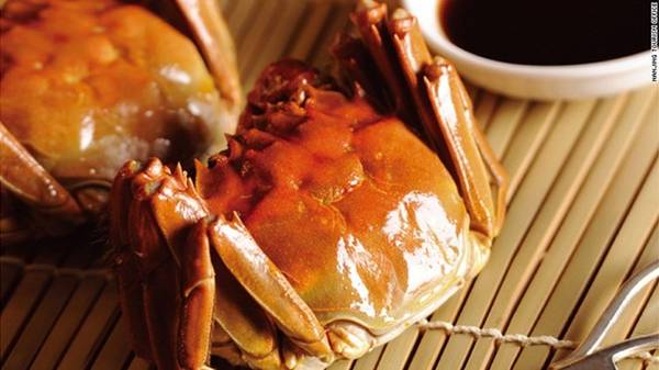 Cua lông: Từ giữa tháng 9 tới giữa tháng 10, các nhà hàng ở Nam Kinh phục vụ món hải sản thơm ngon này. Tuy nhiên, nơi thưởng thức thịt cua ngọt bùi này là ở hạt Gaochun.