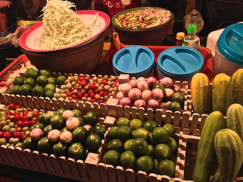 Tam Maak Hoong (gỏi đu đủ cay) Đây là món gỏi phổ biến ở Thái có nguồn gốc từ Lào. Ở đây, gỏi đu đủ cay được gọi là Tam Maak Hoong. Gỏi làm từ đu đủ xanh, dưa chuột, nước chanh, ớt và nước mắm. Có rất nhiều quầy bán Tam Maak Hoong xung quanh chợ đêm Lào. Ảnh: nomadicboys.