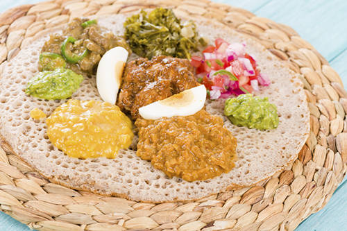 Wot, Ethiopia: Món cà ri tại quốc gia châu Phi này có nguyên liệu chính là các loại thịt tùy theo mùa và khẩu vị của khách. Wot thường được ăn kèm với inerja, một loại bánh mì phổ biến tại Ethiopia. Bạn có thể thưởng thức hương vị của hành nướng và bơ, cùng với vị cay đặc trưng trong món ăn này.