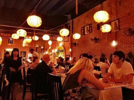 Nhà hàng Lanterns (đường Nguyễn Thiện Thuật): Các món ăn truyền thống Việt Nam được thay đổi đôi chút để phù hợp hơn với khẩu vị người nước ngoài. Tài khoản Tegan_brodie chia sẻ: “Rất ngon! Phục vụ nhanh chóng, chu đáo. Nhân viên thân thiện và luôn mỉm cười với khách. Tôi sẽ gợi ý nơi này cho mọi người”.