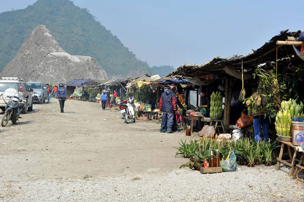 Chợ trên đỉnh đèo Thung Khê là điểm dừng chân thú vị của du khách từ Hà Nội lên Mai Châu