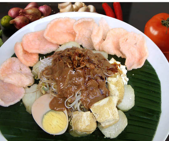Ketoprak: Món Ketoprak bao gồm bún, đậu phụ chiên, dưa chuột cắt lát, Ketupat (gạo được bọc trong lá và hấp), và giá sống, sau đó người chế biến đổ thêm nước sốt đậu phộng ngọt và bánh phồng tôm lên trên.