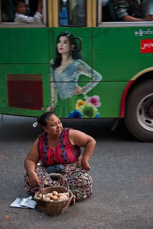 Không chút e sợ xe cộ lưu thông, người phụ nữ ngồi bán trứng trên đường phố Burma, Myanmar