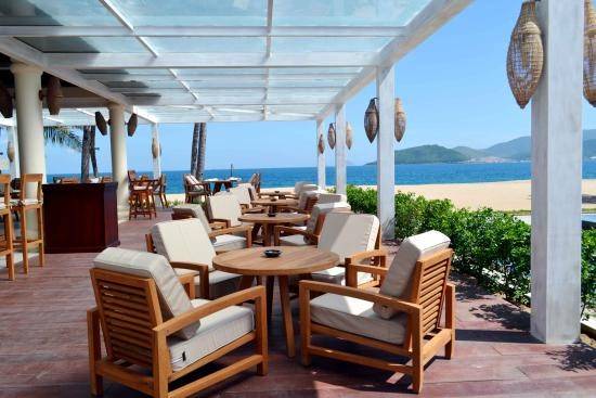 Ana Beach House: Với vị trí nhìn ra biển trên đường Trần Phú và thiết kế mở lịch lãm, sang trọng, Ana Beach House được lòng du khách bởi phong cách phục vụ chu đáo cùng các món ăn, đồ uống hảo hạng.