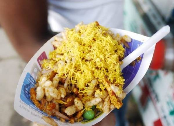 Món ăn nhẹ Bhel Puri được tìm thấy nhiều nhất trên đường phố Mumbai, Ấn Độ