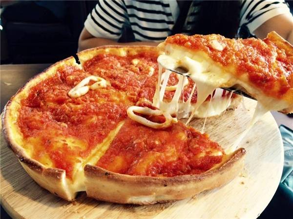 Bạn có thể tìm mua pizza nhân nhồi Chicago ở các quán tại Trung Hòa Nhân Chính, Tây Sơn, Long Biên...(Nguồn: Internet)