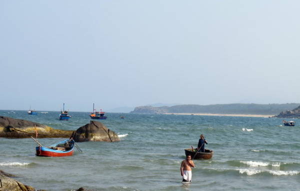  Những ngư dân câu cá thửng gần bờ - Ảnh: Minh Kỳ