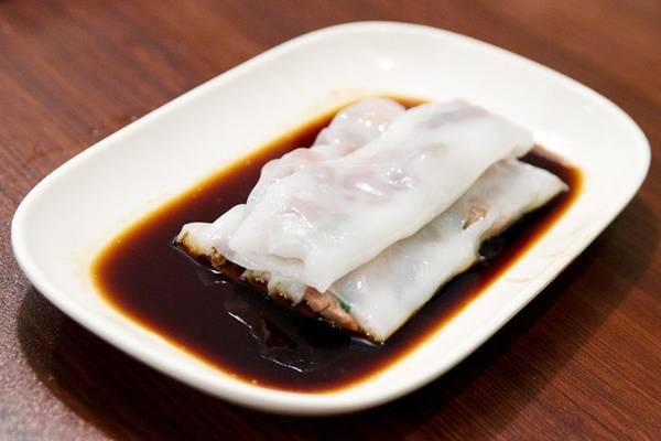 <strong>Cheong Fun (Bánh cuốn nhân): </strong>Khá giống bánh cuốn của người Việt Nam, Cheaong Fun có lớp vỏ mềm và nhân làm từ thịt bò hoặc tôm, chấm với nước tương.