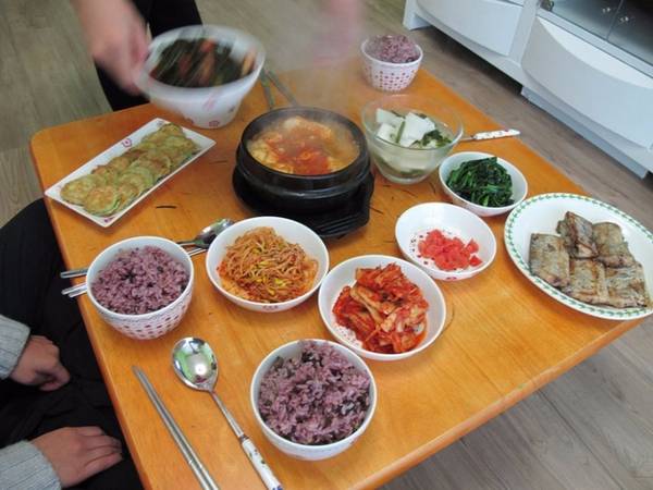 Hàn Quốc Bữa sáng của người Hàn Quốc trông khá giống với bữa tối. Nó bao gồm cơm, súp, kimchi, một chút cá hoặc thịt bò, đồ ăn còn lại từ bữa tối hôm trước được giữ và làm nóng lại.