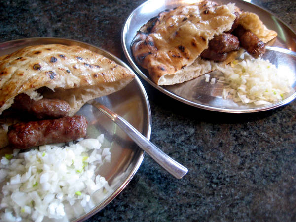 Bosnia & Herzegovina: Món ăn bạn có thể thưởng thức khi thức dậy vào buổi sáng ở Bosnia & Herzegovina là bánh Borek, ăn kèm với thịt bò hoặc thịt cừu và hành tây xắt nhỏ. Ảnh: HiperOranz