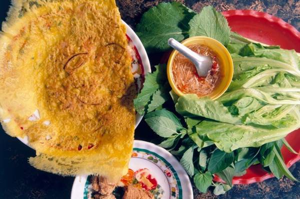 Bánh xèo: Những chiếc bánh cỡ lớn, giá rẻ và no bụng này của Việt Nam có nhân tôm, thịt lợn, giá và trứng. Bạn cần cuốn một miếng trong bánh tráng cùng rau thơm, chấm nước mắm cay trước khi ăn.