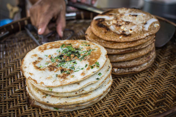 Bein Mont: Đây là một loại bánh chiên đường phố rất nổi tiếng ở Yangon, thường được bán vào buổi chiều. Chiếc bánh thơm ngon này được chế biến với nguyên liệu chính là bột nếp, dừa tươi thái lát và hạnh nhân. Ảnh: Funnelogychannel