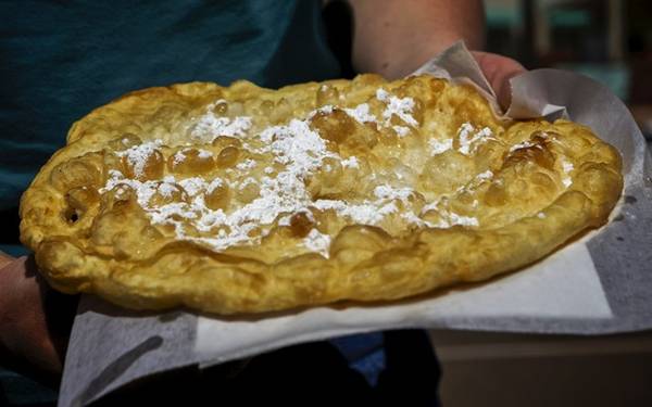 Bánh mì rán Navajo, Nam Dakota: Món bánh bột rán đơn giản này có thể được dùng ăn sáng, hoặc biến thành một loại bánh kẹp với nhân thịt băm, rau trộn và phô mai.