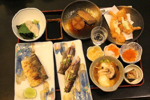 Mâm thức ăn được chế biến từ nguyên liệu sạch, chất lượng cao của tỉnh Iwate.