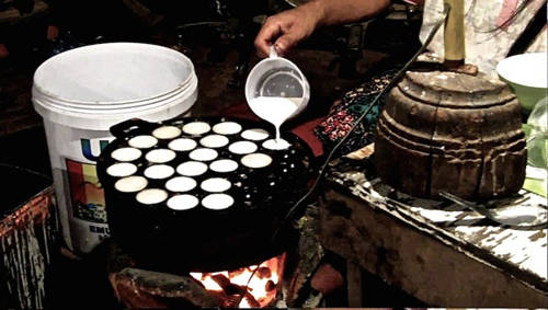 Kanom Krok (bánh dừa) Đây là những chiếc bánh nhỏ làm từ sữa dừa, đường, gạo nếp và bột mì. Kanom Krok được tráng trong những chiếc chảo sắt có sẵn khuôn bánh. Ảnh: nomadicboys.