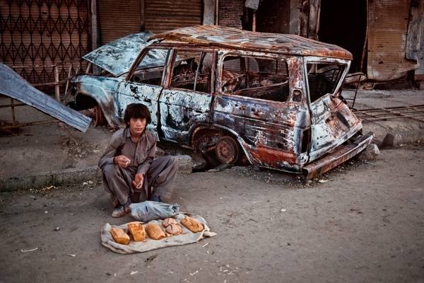 Bánh mì ở vùng bất ổn Kabul, Afghanistan cũng được bán theo cách thức đơn sơ, trong khung cảnh tan hoang