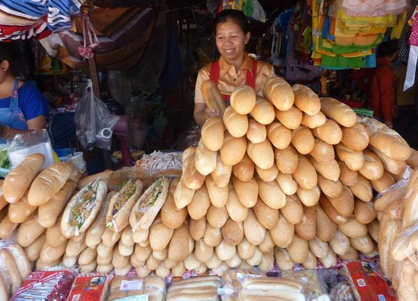 Khao Jee (bánh mì): Bánh mì Lào mang đậm ảnh hưởng của Pháp. Đây là món ăn đường phố điển hình được bày bán ở mọi thành phố. Bánh có vỏ ngoài giòn tan, nhân từ patê gan lợn, chả lụa, cà rốt và củ cải thái sợi, dưa chuột, mayonaise và tương ớt. Ảnh: Curryfiend. 