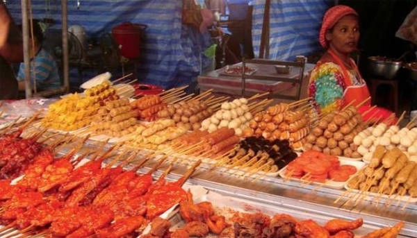 Tới bất kỳ khu phố nào ở Phuket, bạn cũng dễ dàng bắt gặp những quầy bán đồ ăn hấp dẫn với giá bình dân.