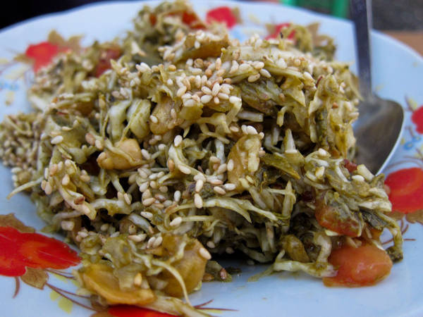Salad lá trà là món ăn nổi tiếng phổ biến nhất ở Myanmar.
