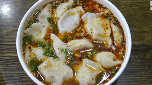 Bánh bao nước thịt chua (suantang shuijiao) Bánh bao có thể tìm thấy khắp nơi ở Trung Quốc nhưng thực thụ phải là bánh bao thịt cừu "tắm" trong súp chua nóng ở Thiểm Tây, trong đó có Tây An. Món ăn có hương vị đặc biệt phong phú. Hạt vừng, tỏi tây thái nhỏ và rau mùi thêm hương vị đậm đà cho nước súp để lại ấn tượng khó quên cho thực khách.