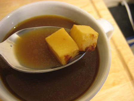 Cafe bơ Kaffeost, Phần Lan có hương vị đặc trưng của pho mát. Tách cafe được dùng kèm với những miếng pho mát cắt nhỏ