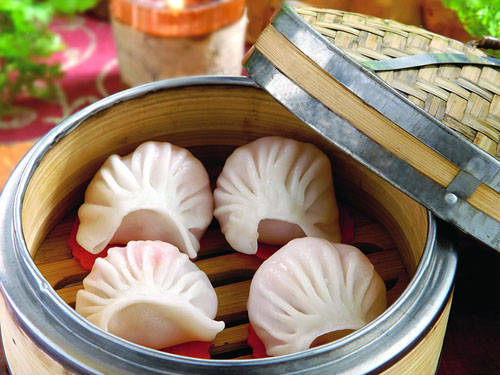 Dim sum theo tiếng Trung Quốc có nghĩa là trung tâm của trái tim. Đây là món ăn nổi tiếng của ẩm thực Trung Hoa có hình dạng như những chiếc bánh nhỏ, đa dạng chủng loại về hình dáng, mùi vị, màu sắc, mỗi miếng bánh vừa xinh trong miệng. Ảnh: qraved.