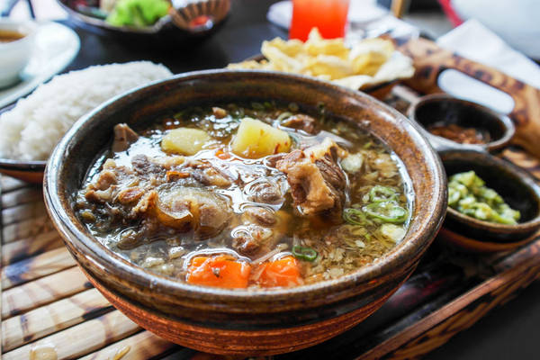 Sop Buntut: Sop Buntut là tên gọi của món súp đuôi bò rất được yêu thích ở Indonesia, du khách có thể dễ dàng thưởng thức món ăn này từ những gánh hàng rong trên hè phố hay các nhà hàng sang trọng ở Jakarta.