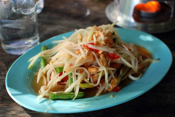 Tam Mak Houng (nộm đu đủ xanh): Đu đủ xanh được nạo thành sợ, trộn với ớt cay, cốt chanh, muối, nước mắm và đường. Bạn không nên bỏ qua món này, nhất là khi ở Luang Prabang. Ảnh: Siamtur.