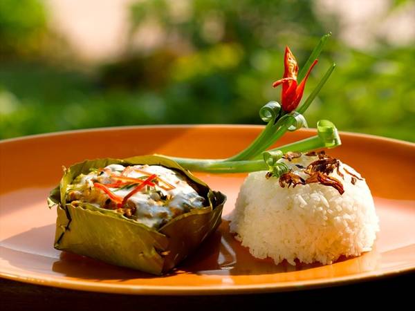 Amok cá: Cá tươi được nấu với nước cốt dừa và kroeung - một kiểu sốt cà ri của người Kmer, gồm sả, rễ nghệ, tỏi, hẹ tây, gừng. Món này thường được bày trong “bát” làm từ lá chuối. Ảnh: Riceandmisoeveryday.