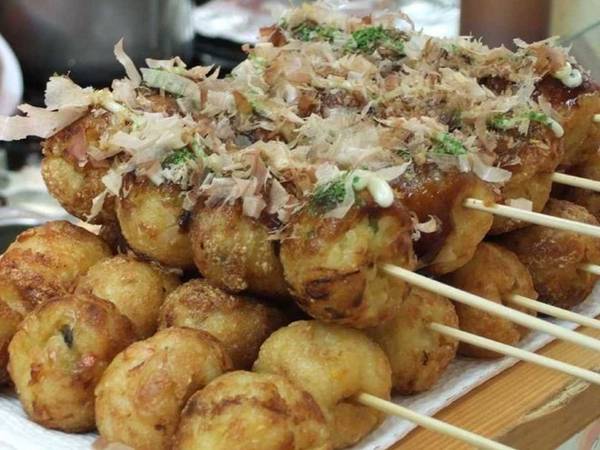 Ở Nhật Bản có món bánh bạch tuộc Takoyaki, là những viên bột được phủ bạch tuộc xay nhỏ, hành và gừng muối, sau đó xiên que và nướng, ăn kèm nước xốt và vỏ rong biển.