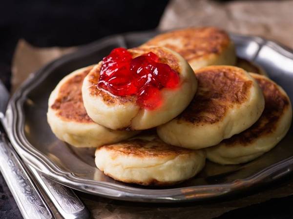 Người Nga rất khoái khẩu món syrniki, đây là loại pancake làm từ một loại phô mai với kết cấu giống kem chua. Pancake sau đó được rán lên và ăn cùng mứt, xốt táo, kem chua hoặc mật ong.