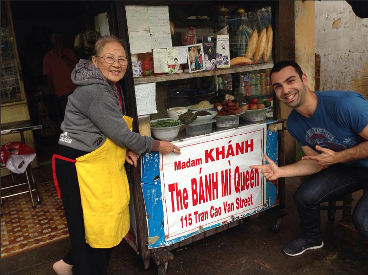 Khách du lịch còn ưu ái đặt tên bánh mì Madame Khanh là - The Banhmi Queen, Nữ hoàng bánh mì. Ảnh: hoian60s.com