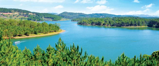 Hồ Tuyền Lâm mang màu xanh của Ngọc Bích một điểm du lịch Đà Lạt luôn hấp dẫn du khách