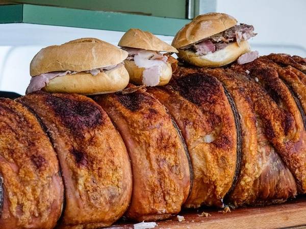Panino con porchetta thường được bán trong những chiếc xe sơn màu trắng ở Umbria, Tuscany, Lazio, và Abruzzo. Thịt lợn porchetta được rút xương rồi ướp muối và các loại gia vị, sau đó cuộn lại và nấu nhỏ lửa. Thịt được thái thành những miếng thơm lừng, mềm mượt, có thể kẹp trong những chiếc bánh mì giòn rụm gọi là Panino.