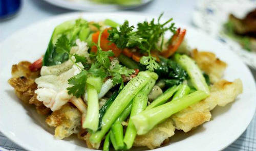 Món phở áp chảo hải sản hấp dẫn cho một bữa trưa tại Sài Gòn. Ảnh: diadiemanuong.