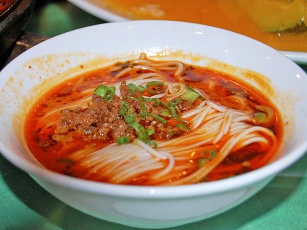 Là món ăn phổ biến ở hè phố Tứ xuyên, món mì dan dan mein với nước dùng sa tế cay, thịt băm và dưa muối rất phù hợp với những người thích ăn cay.
