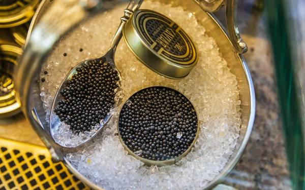 Trứng cá muối, St. Petersburg, Nga: Quán bar Caviar ở khách sạn Europe ở St. Petersburg là nơi lý tưởng để thưởng thức trứng cá muối thượng hạng, cùng các món ăn kèm truyền thống như bánh kếp, kem chua và trứng gà.