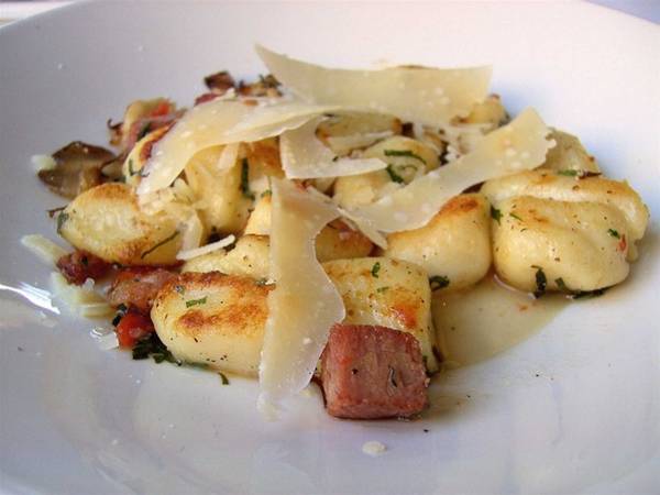 Gnocchi (Italy): Những chiếc bánh nhỏ xinh làm từ khoai tây được nấu chín, sau đó rưới thêm sốt, thịt và rau.