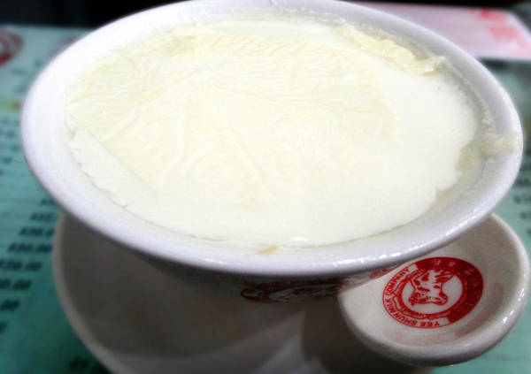 Sữa hấp cô đặc là món ăn vặt giàu dinh dưỡng nhất trong tất cả những món ăn vặt của Macau. Ảnh: Besudesuabroad.com