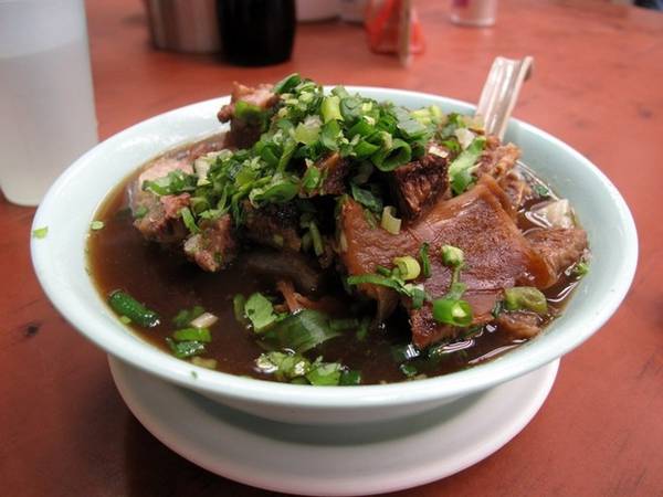 <strong>Ngau Lam Tong (Bò hầm): </strong>Ức bò được ướp gia vị và ninh đến lúc có thể tan ngay khi cho vào miệng. Vị ngọt mềm của thịt bò kết hợp với nước dùng đậm đà và mùi thơm của hành tươi thật hấp dẫn.