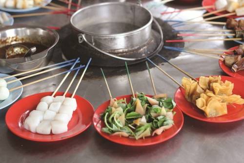 Lok lok Padang Brown là một trong những trung tâm hàng rong lâu đời nhất Penang, đã tồn tại khoảng 60 năm nay. Khu vực này gồm hai dãy quầy hàng bán ăn. Một trong những món được ưa chuộng ở đây là kok lok, có nghĩa là nhúng. Món này cần có một nồi nước nóng ở giữa, xung quanh là các đĩa rau, đậu, hải sản đã thái và xiên que vừa phải để ăn.