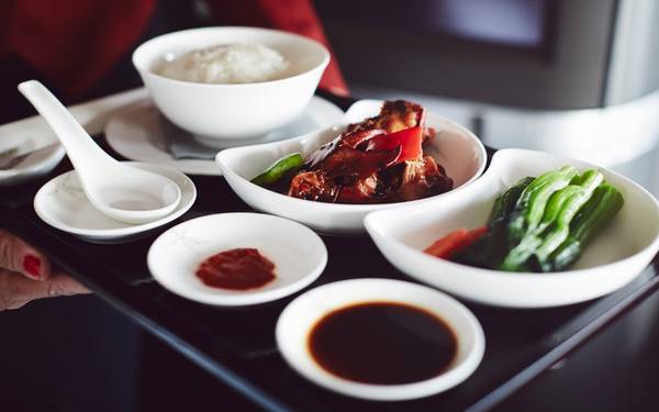 4. Cathay Pacific Airways: Năm nay, tổ hợp khách sạn cao cấp Mandarin Oriental kết hợp với hãng hàng không có trụ sở ở Hong Kong để tạo ra những thực đơn dành riêng cho hành khách hạng nhất. Các đầu bếp khách sạn từ London, Paris, New York, Hong Kong, San Francisco, Tokyo và Boston được huy động để làm ra các món ăn độc đáo.