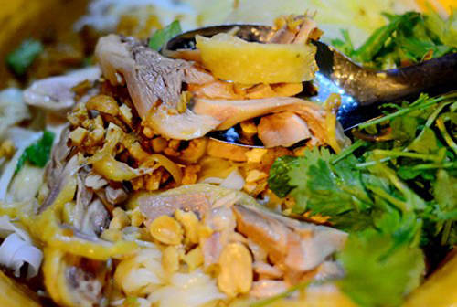 Một bát phở gà trộn có giá 35.000 đồng, gồm bánh phở, thịt gà xé nhỏ, hành phi, lạc rang và rau thơm. Ảnh: Nguyên Chi.