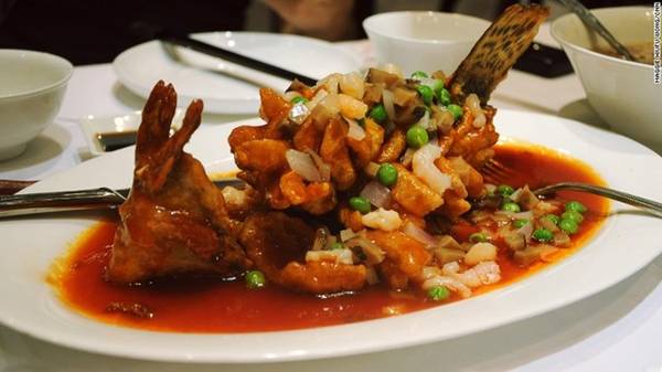 Cá Mandarin chua ngọt: Đây là món điển hình của ẩm thực Nam Kinh. Công đoạn chế biến món này khá phức tạp: thân cá được gỡ xương, đầu và đuôi giữ nguyên. Một loại nước sốt chua ngọt gồm tôm, các loại hạt và nấm được đun sôi sau đó rưới lên cá, tạo ra tiếng xèo xèo.