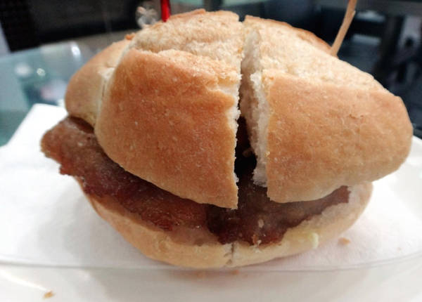 Pork Chop Bun hay còn gọi là bánh mì kẹp thịt là món ăn vặt quen thuộc trên đường phố Macau. Ảnh: Besudesuabroad.com