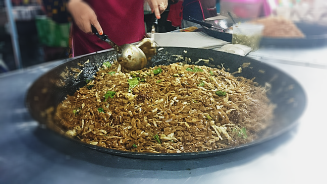 Char Kuey Teow món mì xào với cá, rau và các loại sốt có giá 3 RM một phần. 