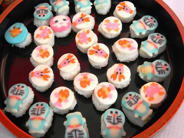 Đất nước Nhật Bản quảng bá văn hóa ẩm thực của mình bằng món sushi truyền thống với những hình ảnh ngộ nghĩnh, kế đó là quầy quần áo kimono cho du khách mặc thử để chụp vài tấm hình lưu niệm.