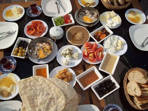  Thổ Nhĩ Kỳ Người Thổ Nhĩ Kỳ thường có bữa sáng đa dạng với bánh mì, phô mai, bơ, dầu olive, trứng, cà chua, dưa chuột, giăm bông, mật ong và kem kaymak. Ngoài ra, họ còn ăn thêm sucuk (xúc xích cay) và trà Thổ Nhĩ Kỳ. 