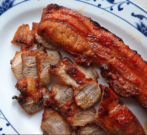 Char siu, Trung Quốc Đây là món ăn chính trong ẩm thực Quảng Đông, còn được gọi là xá xíu. Thịt lợn được ướp với ngũ vị hương, mật ong, đậu lên men, và các gia vị khác, sau đó xiên que và nướng.
